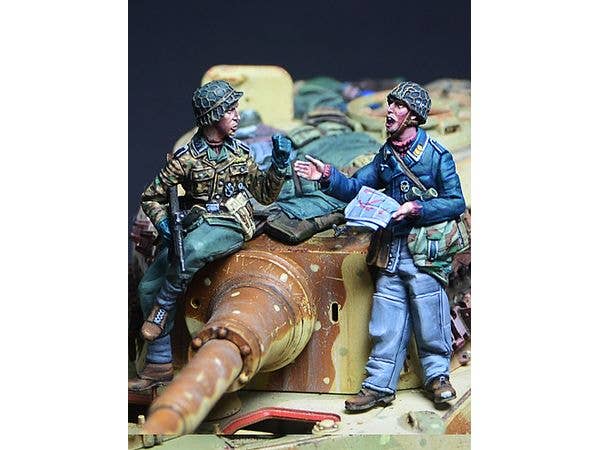 WWII German Soldiers Talking - Fallschirmjager & Waffen-SS (2pcs)