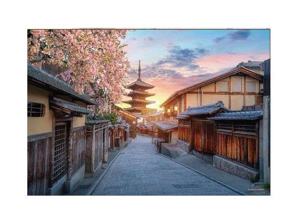 Jigsaw Puzzle: Yasaka in Spring, Dyed in the Sunset Glow. (Kyoto) 300pcs (26 x 38c)
